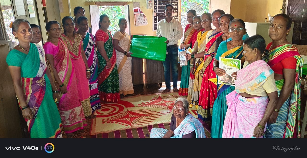 बचत गटातील महिलांना कंपोष्ट खत तयार करण्यासाठी साहित्य वाटप करणेत आले